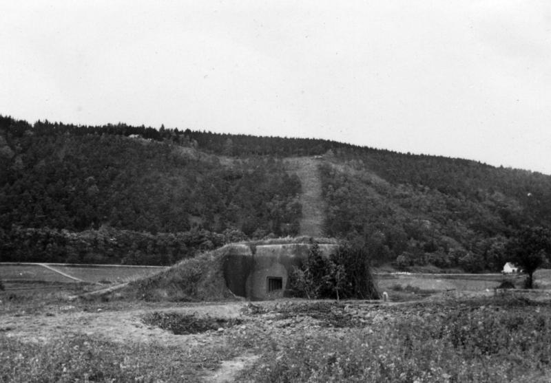 objekt č.15 A-140N, úsek D-16, I. sbor pohled směrem k č.14, na kopci 13 a 12